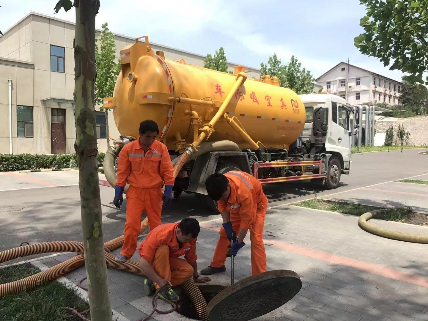 恭城管道疏通车停在窨井附近