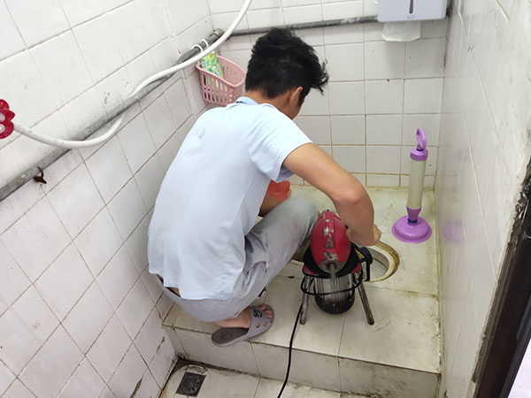 恭城管道堵塞冒臭气 专业师傅现场解决问题