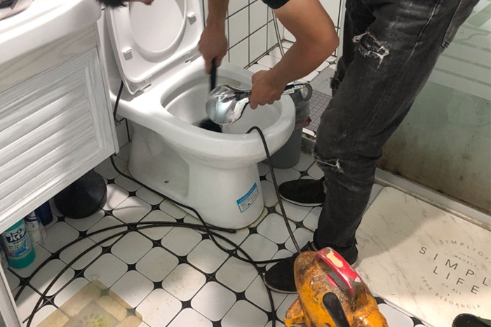 恭城马桶堵塞自己疏通还是找师傅？专业上门服务让你省时更省心